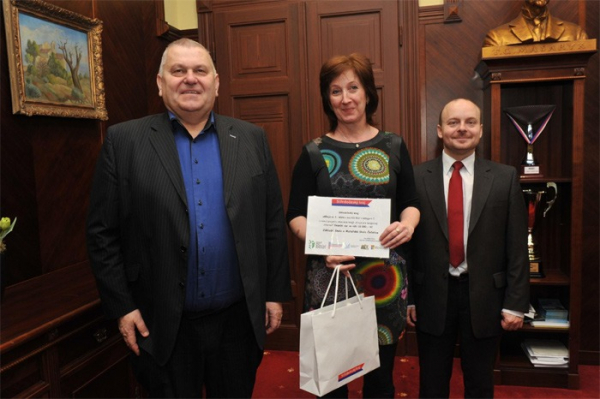 Vítězné školy dostaly v rámci projektu  - Kraje pro bezpečný internet - ceny od Středočeského kraje