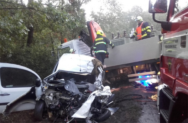 Vážná nehoda uzavřela silnici na východním okraji Nymburka