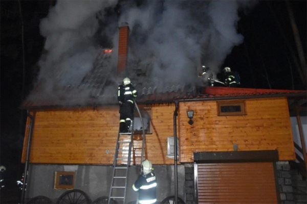 Požár chaty na Nymbursku způsobil škody za 2 miliony korun
