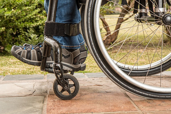 Neznámý muž se ženou okradli v Nymburku seniora na invalidním vozíku