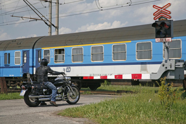 Šest přejezdů na trati Poříčany - Nymburk získalo vyšší zabezpečení