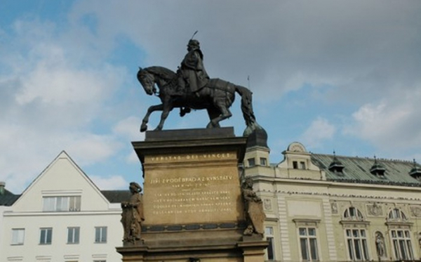 Dvojice mladíků vylezla v Poděbradech na sochu krále Jiřího, kterou následně poškodili
