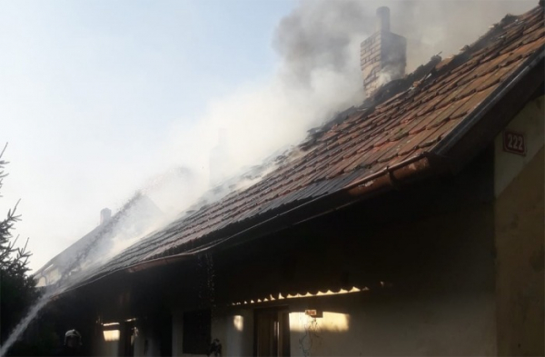 Požár střechy staršího domu na Nymbursku způsobil škodu za jeden a půl milionu korun