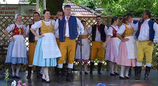 Folklorní festival Městečko Open air rozezněl Přerov nad Labem