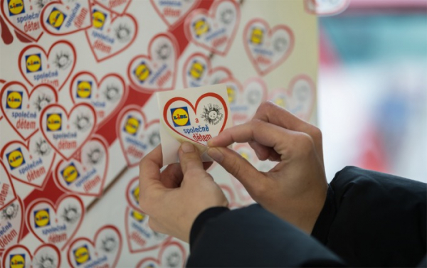 V prodejnách Lidl odstartovala sbírka srdce dětem. Loňských 38 milionů pomohlo 1 104 rodinám 