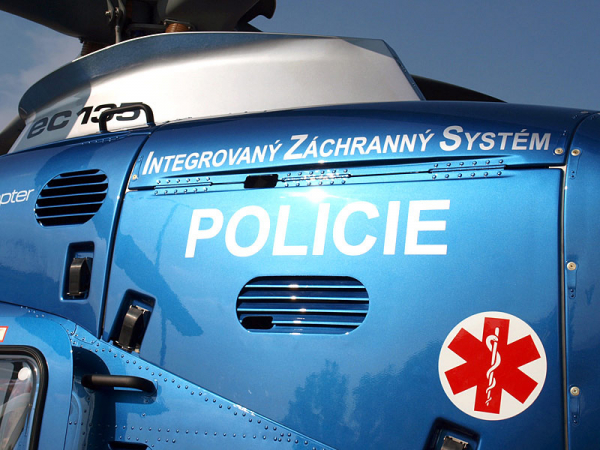 Muž úmyslně oslnil laserovým světlem policejní vrtulník na Mladoboleslavsku. Hrozí mu 8 let vězení
