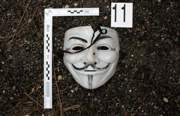 Zloděje z Nymburska pomohla usvědčit DNA z masky Pierota