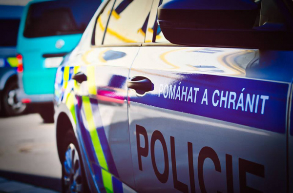 Policie pátrá po muži, který na Nymbursku odcizil osobní vůz Nissan Almera
