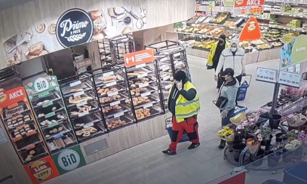 Policie hledá čtyři muže, kteří v poděbradské prodejně ukradli zboží za více jak 20 tisíc korun
