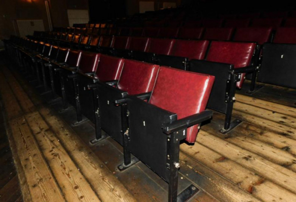 Nymburské kino zahájí renovaci novými sedačkami. Zájemci si mohou ty staré koupit na památku