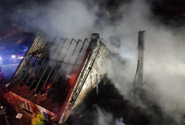 Osm hasičských jednotek zasahovalo při požáru ubytovny na Nymbursku