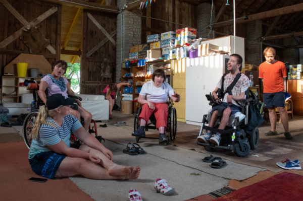 Dobrovolníci z celého světa budou pomáhat v Jizbicích na táboře pro děti s autismem
