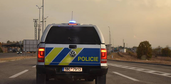 Čelní střet dvou osobních vozidel na Mělnicku si vyžádal jedno smrtelné zranění