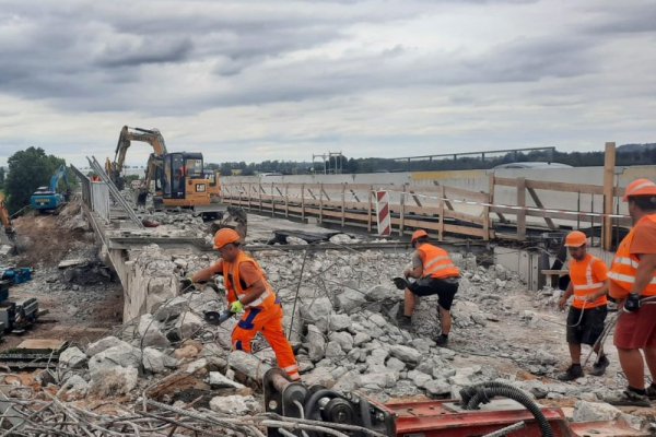 U Choťánek na Nymbursku začíná demolice druhé poloviny mostu na I/32