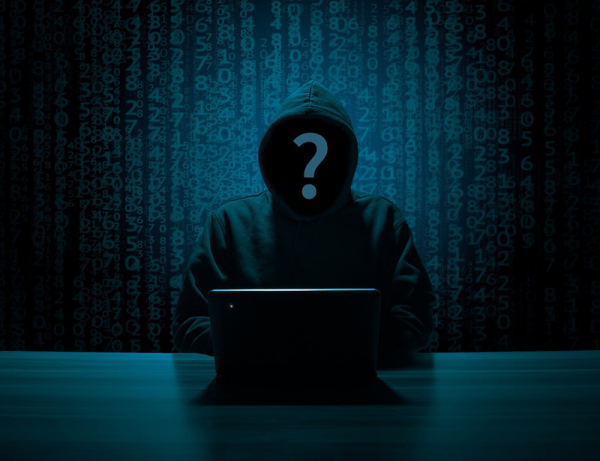 Kyberzločinci zneužívají internetové vyhledávače a podstrkují falešné přihlašovací weby, varuje banka