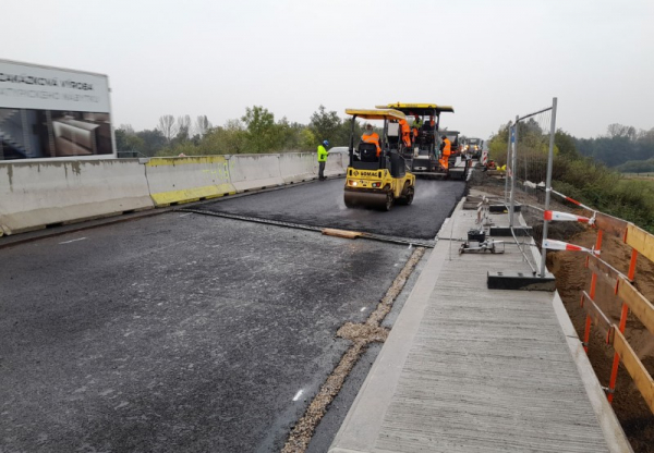 ŘSD: Pokládkou asfaltu vrcholí rekonstrukce mostu u Choťánek na silnici I/32
