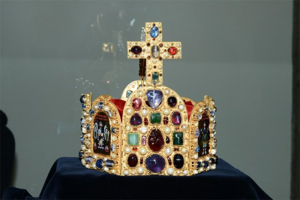 V Poděbradech začala unikátní výstava replik korunovačních klenotů